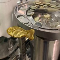 Machine d'emballage automatique rapide pour chocolats en forme de poisson avec pièces d'or, personnalisable