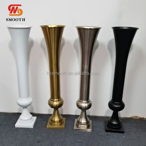 Support floral décoratif élégant pour événements de mariage, centre de table de mariage, guide d'allée de mariage, grand vase à fleurs en métal doré - Product Image 5