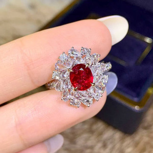 Bague en or blanc 18 carats avec rubis naturel non chauffé AIGS de 1,27 ct couleur sang de pigeon et 48 diamants sud-africains pour occasions de soirée féminines - Product Image 4