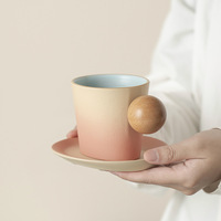 Ensemble de tasses à thé en céramique de style nordique de luxe avec assiette 200ml tasse à café en céramique à poignée ronde en bois avec soucoupe