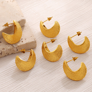 Pendientes Huggie Luna Creciente de Acero Inoxidable con Baño de Oro de 18K y Acabado Esmerilado, Joyería de Moda - Product Image 3