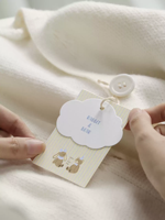 Étiquette personnalisable en papier écologique pour enfants, avec couche avant nuage, support rectangulaire, motif rayures fines, art de livre d'histoires, couleur beige doux, attache torsadée, pour tout-petits