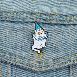 Pin esmaltado de gato estilo circo máscara de payaso divertida broche de dibujos animados insignia de solapa regalo de joyería para amigos - Product Image 1