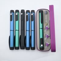 Étui de voyage isolé et résistant à l'eau pour stylos de soin de la peau |   Couvercle en aluminium rigide avec fermeture éclair |   Pochette de transport portable compacte