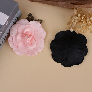 Pince à cheveux en tissu avec fleur de camélia, décoration de mariage, faite à la main, centre en tissu perlé, rose, noir, rouge, violet - Product Image 4