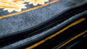 Tapis de sol moderne abstrait personnalisable en polyester brillant, antidérapant, anti-allergique, facile à nettoyer, non toxique, pour la maison - Product Image 4