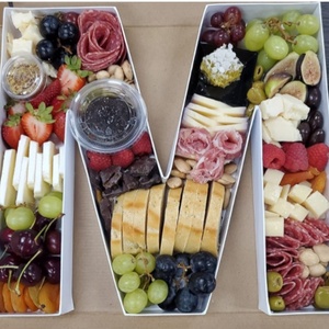 Boîte de présentation personnalisée en carton en forme de lettre pour traiteur, idéale pour charcuterie et plateaux de fruits rouges - Product Image 1