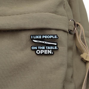 Épingles en émail « J'aime les gens sur la table » : broche en métal avec phrase amusante, badge de revers, bijoux, cadeau pour les amis - Product Image 3