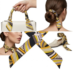 Sciarpa in Seta Sottile con Stampa Astratta a Onde Gialle <span class=keywords><strong>e</strong></span> Grigie per <span class=keywords><strong>Scarpe</strong></span> Loafer da Donna - Product Image 1