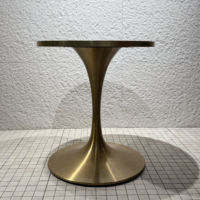 Table de salle à manger ronde en marbre noir avec socle en acier inoxydable doré pour café, bistrot ou restaurant
