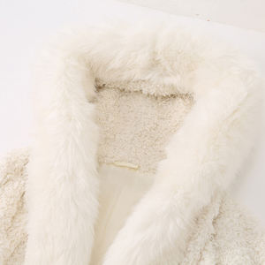 Chine <span class=keywords><strong>Veste</strong></span> en fausse <span class=keywords><strong>fourrure</strong></span> pour femmes <span class=keywords><strong>Veste</strong></span> écologique pour femmes avec capuche en fausse <span class=keywords><strong>fourrure</strong></span> Manteaux Blanc - Product Image 4