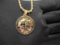 Collier tendance en acier inoxydable plaqué or 18 carats avec pendentif géométrique, bijou pour homme, design 'Le monde est à toi', idéal pour les fêtes