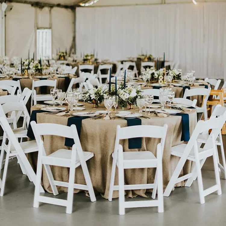 Chaises pliantes en plastique blanches de partie de restaurant d'hôtel de banquet de mariage de jardin extérieur pour l'événement