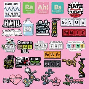 Broche Personalizado con Fórmula Química Molecular, Botella de Experimento Científico, Instrumento, Alfabeto Geométrico, Insignia Metálica, Pin Esmaltado - Product Image 4