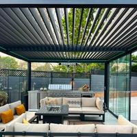 Pergola extérieure moderne de luxe en aluminium avec toit à lames motorisées, protection UV, stores latéraux à enroulement, résistante au vent, pour maisons et terrasses.