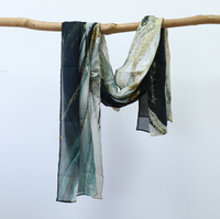 Hijab en rayonne à imprimé abstrait artistique, texture premium, toucher doux, finition soignée, foulard islamique, voile de mode