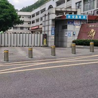 Barrière de stationnement rétractable entièrement automatique avec poteau de sécurité intégré et éclairage LED