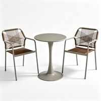 Ensemble de meubles de bistrot d'extérieur modernes résistants aux intempéries, table ronde blanche Tulip, 2 fauteuils en rotin pour balcon et jardin