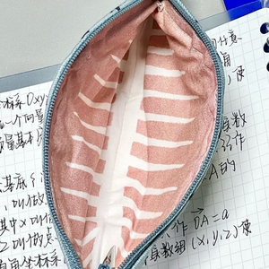 Estuche para Lápices con Cierre de Cremallera de Poliéster con Diseño de Pez Pequeño - Almacenamiento de Papelería Original para Escuelas y Oficinas - Product Image 6