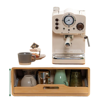 Station de café moderne en bois avec tiroir coulissant et étagères multi-niveaux pour le rangement sur le comptoir de cuisine