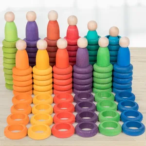松散零件彩色粉彩彩虹硬币戒指挂钩和杯子，带勺子和碗木制儿童分拣球玩具