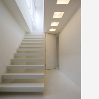 Escalier flottant cantilever à marches larges, intérieur, en chêne, avec garde-corps en verre sans cadre