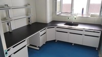 Banc de travail de laboratoire à structure en acier, table en résine phénolique, évier résistant aux alcalis, mobilier de laboratoire de chimie