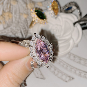 แหวนแต่งงานทรงเรขาคณิตประดับเพชรซิคอนสีชมพูระยิบระยับ ดีไซน์คลาสสิกหรูหรา ระดับไฮเอนด์ ชุบทอง 18K บนวัสดุทังสเตน รูปทรงแปดหัวใจ สำหรับผู้หญิง - Product Image 2