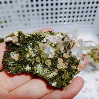 Spécimen minéral d'épidote naturelle, épidote brute et amas de cristaux clairs, amas de quartz du jardin du Sichuan pour la décoration