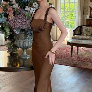 Robe midi en satin marron pour femme, robe moulante à col carré avec garniture en rosette et détail de bretelles à volants - Product Image 2