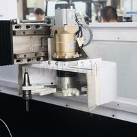 Routeur CNC ATC semi-fermé 6090 avec carrousel 8 outils et broche BT30 pour fraisage du bois, de l'acrylique et de l'aluminium
