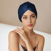 Topi tidur berbahan 100% sutra ini anti kusut, lembut, nyaman, dan ramah di rambut serta kulit Anda.