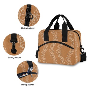 Sac isotherme personnalisé à faible MOQ pour femme, motif floral Hawaïen Puakenikeni, avec logo sur mesure - Product Image 5