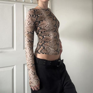 เสื้อยืดแขนยาวพิมพ์ลายงูสำหรับผู้หญิง เสื้อทรงเข้ารูปยืดได้ แฟชั่นยุโรปอเมริกัน สไตล์ลำลอง - Product Image 2