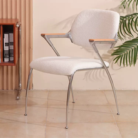 Chaise à dossier simple en acier inoxydable vintage, style rétro, avec un toucher de luxe léger et une touche haut de gamme, fauteuil design
