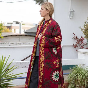 Veste d'hiver pour femme en coton tissé brodé, broderie Suzani, coupe classique, manteau rouge, style distinctif - Product Image 1