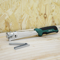 Pistolet agrafeur professionnel robuste en promotion, idéal pour les projets de toiture, d'isolation et de rembourrage