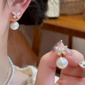 Boucles d'oreilles tendance en zircon micro-incrusté avec perles en forme de papillon pour femmes, accessoires de bijoux élégants et raffinés, style luxe léger - Product Image 1