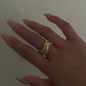 Anello da donna Dazan 2025 di tendenza, placcato oro 18k, in acciaio inossidabile, con zirconi incastonati a serpente ondulato, per San Valentino e feste - Product Image 3