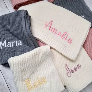 Monogramm-Neugeborenes Baby-Geschenk weiche Baumwolle personalisierte gestrickte Baby-Decke Stickerei Geschenk für Babyshower-Wohnwagen-Decke