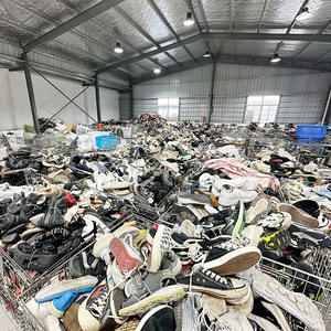 Prix <span class=keywords><strong>moins</strong></span> <span class=keywords><strong>cher</strong></span> de bonne qualité Offre Spéciale d'usine au Pakistan chaussures de sport d'occasion football pour hommes balle mixte de chaussures usagées - Product Image 3