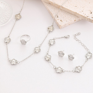 Set di Gioielli Classico e Trendy Placcato Oro con Quadrifoglio, Collana, Bracciale, Orecchini e Anello per Donne e Ragazze - Product Image 5