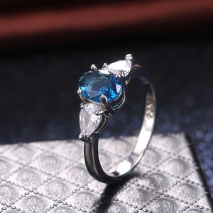 Anello F181 in moissanite, argento 925, taglio ovale, anello di fidanzamento a tre pietre per donna, montatura a griffe, gioiello. - Product Image 3