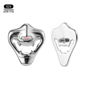 Boucles d'oreilles en titane en forme de masque de diable, 8,1 mm x 9,2 mm, clous à filetage interne pour piercing du cartilage de l'oreille - Product Image 5