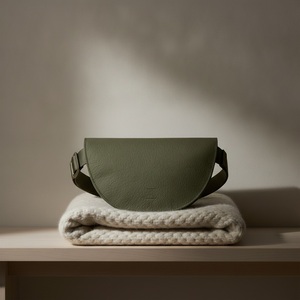 กระเป๋าคาดเอว Deep Olive Tyvek ทรงโค้งมน ซิปแบบซ่อน หัวเข็มขัดสี Gunmetal ด้าน พร้อมโลโก้สั่งทำพิเศษ คุณภาพพรีเมียม - Product Image 3