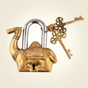 Cadenas en laiton orné en forme de chameau, serrure métallique vintage en forme d'animal avec gravure décorative et trou de serrure de style antique, décoration d'intérieur - Product Image 2