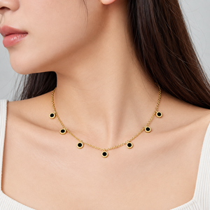 Collar de Acero Inoxidable con Disco Negro, Concha Blanca Acrílica y Siete Dijes, Chapado al Vacío en Oro de 14K - Product Image 5
