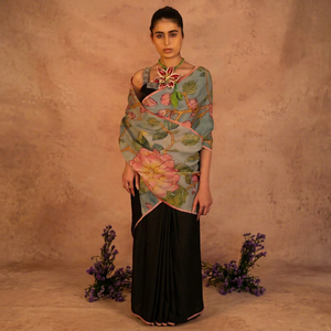NOIIR PIGEON Saree noir en satin pour femme, imprimé Kalamkari, broderie à la main de perles et de sequins, séchage rapide, sans plis - Product Image 1