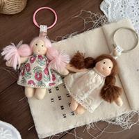 Porte-clés en tissu de poupée de dessin animé mignonne avec cheveux tressés, robe florale, pendentif en tissu, ornement à suspendre pour sac, décoration de sac à dos pour filles