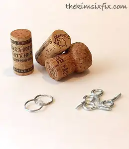 Disesuaikan anggur gabus pemegang gantungan kunci logam plastik paduan dengan Logo terukir untuk promosi kustom gantungan kunci kayu